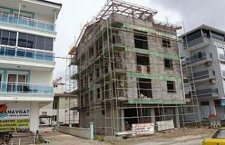 Dış kaplama yapan inşaat işçisi 3’üncü kattan...