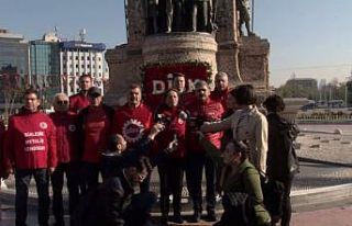 DİSK Taksim Anıtı’na çelenk bıraktı