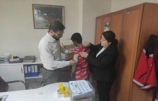 Diyabet hastası çocuk ve gençlere glikoz ölçüm...