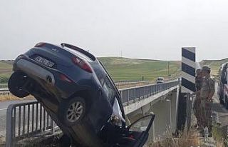 Diyarbakır feci kaza: Otomobil köprüde asılı...