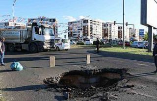 Diyarbakır’da asfalt çöktü, yol ulaşıma kapatıldı