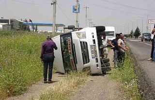 Diyarbakır’da minibüs şarampole yuvarlandı:...
