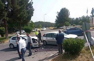 Diyarbakır’da otomobiller kafa kafaya çarpıştı:...