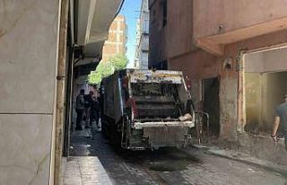 Diyarbakır’da terör yandaşları belediyenin çöp...