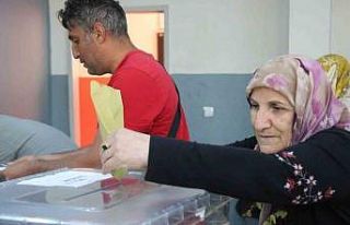 Diyarbakır’da vatandaşlar oy kullanmaya başladı