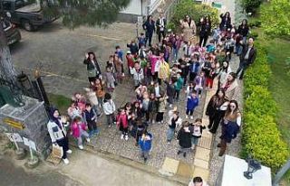 Doğa Eğitim Merkezi’nde çocuklar hem hayvanları...