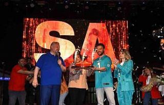 Doğum gününde sahne alan Sinan Akçıl’a sahnede...