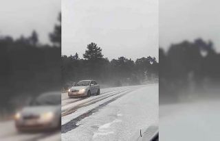 Dolu yağışı yolu beyaza bürüdü