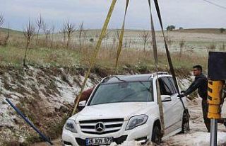 Dolu yağışından dolayı kayan otomobil su kanalına...