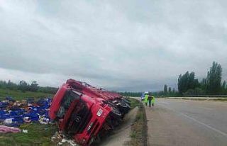 Domates yüklü tır devrildi, 1 kişi yaralandı