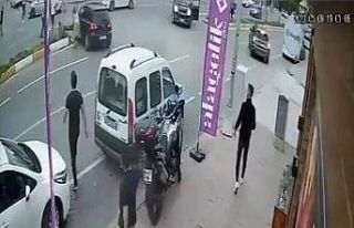 Dönüş yapan otomobil, karşıya geçmek için bekleyen...