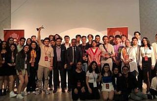 DOSTEK Koleji münazara turnuvasında şampiyonluğu...