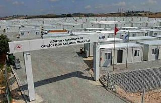 Düğün salonunda kalan depremzede aile konteyner...