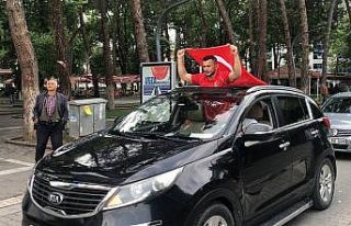 Dünya birincisi sporcu çiçeklerle karşılandı