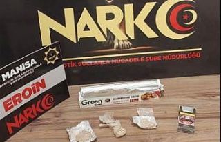 Durdurulan araçta eroinle yakalanan 2 şüpheli tutuklandı