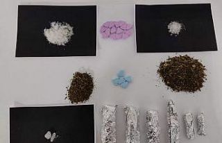 Durdurulan araçtaki şahıslardan uyuşturucu çıktı:...