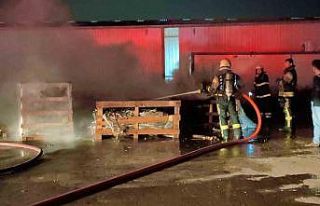 Duş kabini üreten fabrikada atık malzeme yangını