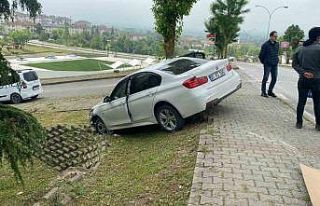 Düzce’de otomobil aydınlatma direğine çarptı:...