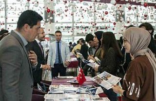 EBYÜ’lü akademisyenler üniversite adayı gençlerle...