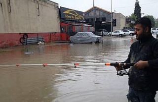 Edirne’de araçlar mahsur kaldı, vatandaş göle...