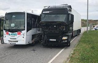 Edirne’de midibüs ile tır çarpıştı: 2 yaralı