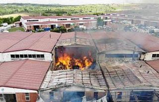 Edirne’de mobilya deposundaki yangın havadan görüntülendi