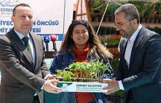Edremit’te çiftçilere 250 bin sebze fidesi dağıtıldı