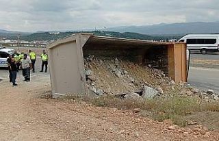 Edremit’te hafriyat kamyonu su kanalına düştü:...