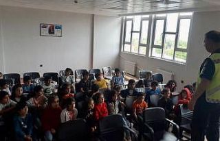 Elazığ’da jandarma ekipleri, öğrencilere trafik...
