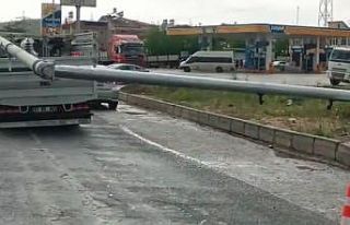 Elazığ’da kamyonun çarptığı trafik direği...