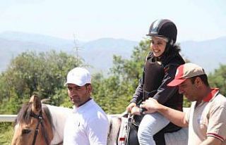 Elazığ’da özel bireyler, önce atlara bindi ardından...