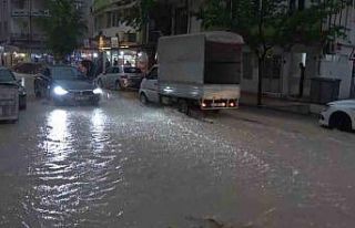 Elazığ’da sağanak etkili oldu, yollar göle döndü