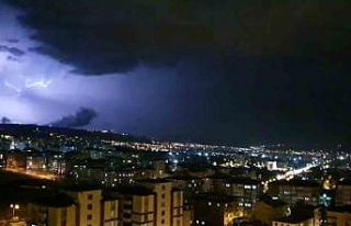 Elazığ’da şimşekler geceyi aydınlattı
