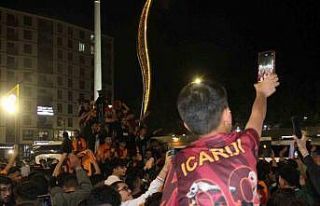 Elazığ’da taraftarlar meydanı karnaval alanına...