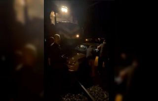 Elazığ’da tren, hemzenin geçitte otomobille çarpıştı:...