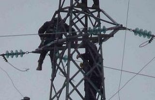 Elektrik firması çalışanlarının 25 metrede zorlu...
