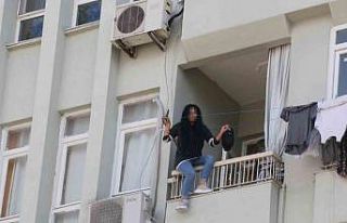 Elinde bıçakla balkon demirlerine çıkan kadın,...