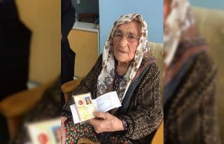 Elindeki bastonla oy kullanmaya gitti