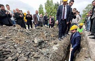 Eline kürek alıp doğalgaz çalışmalarına katıldı