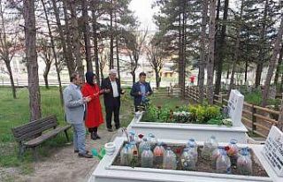 Emet’te şehit asker mezarı başında anıldı