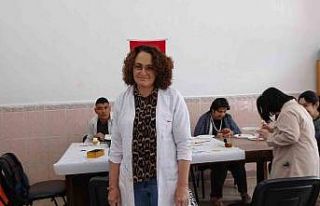 Engelli bireyler bu merkezde hem sosyalleşiyor hem...