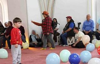 Engelli cami buluşması renkli görüntülere sahne...