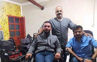 Engelli genç, kendisi gibi engelli olanlara umut...