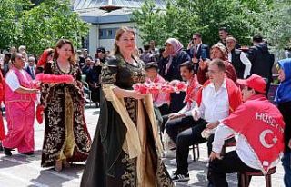 Engelli öğrencilere ’asker kınası’ töreninde...