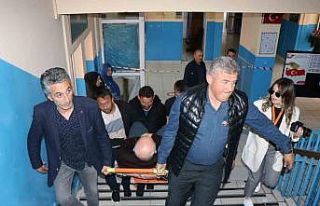 Engelli ve hastalar oy kullanmaya ambulansla geldi