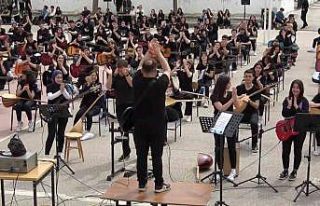 Enstrüman çalmayı bilmiyorlardı, şimdi 140 kişilik...