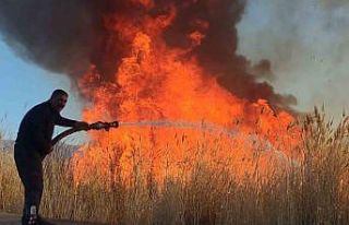 Erçek sazlığı 3 saatlik çalışma sonrası söndürüldü