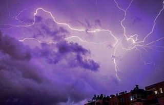 Erzincan’da şimşekler geceyi aydınlattı