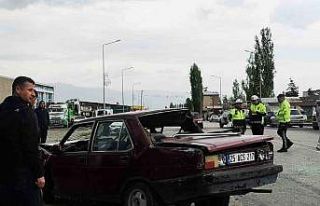 Erzurum’da otobüs ile otomobil çarpıştı: 1...