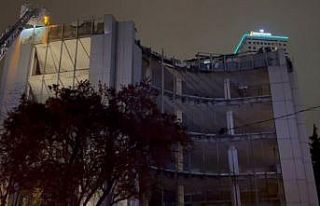 Esenyurt’ta iş yerinin çatısı alev alev yandı